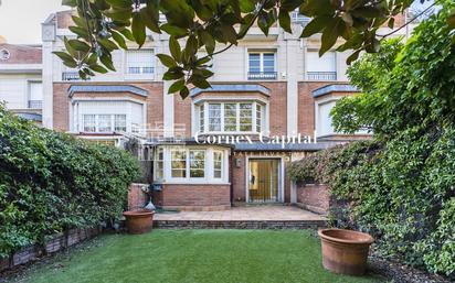 Exterior view of Single-family semi-detached for sale in  Barcelona Capital  with Air Conditioner, Heating and Private garden