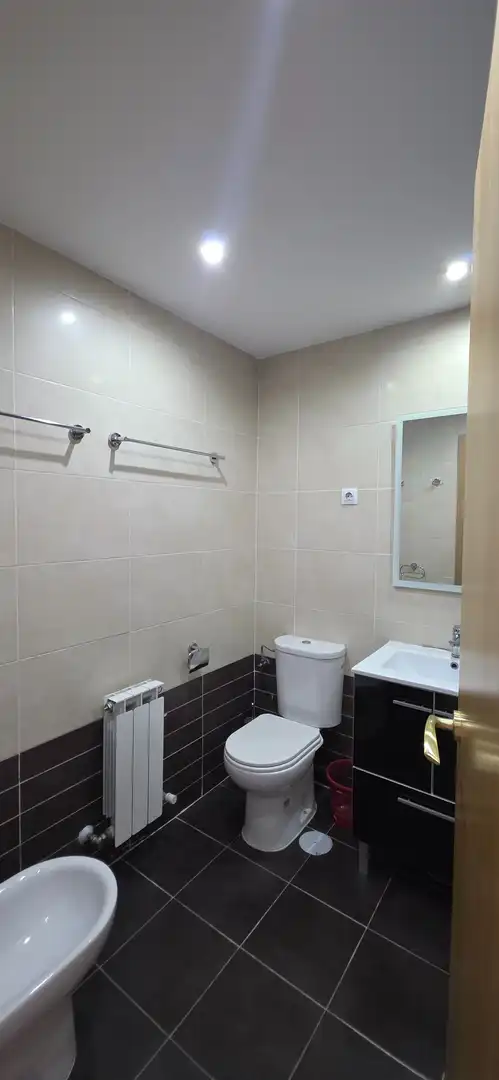Badezimmer von Haus oder Chalet zum Verkauf in Ugena mit Klimaanlage, Heizung und Privatgarten