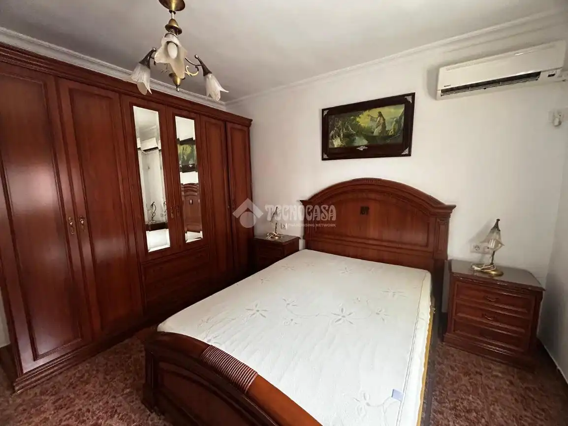 Dormitori de Casa adosada en venda en La Rinconada amb Aire condicionat i Calefacció