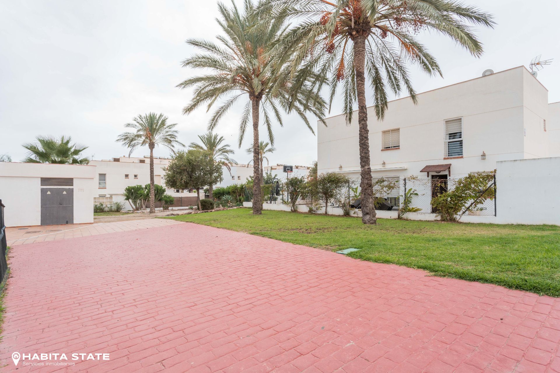 Exterior view of Flat for sale in  Almería Capital  with Air Conditioner and Community pool