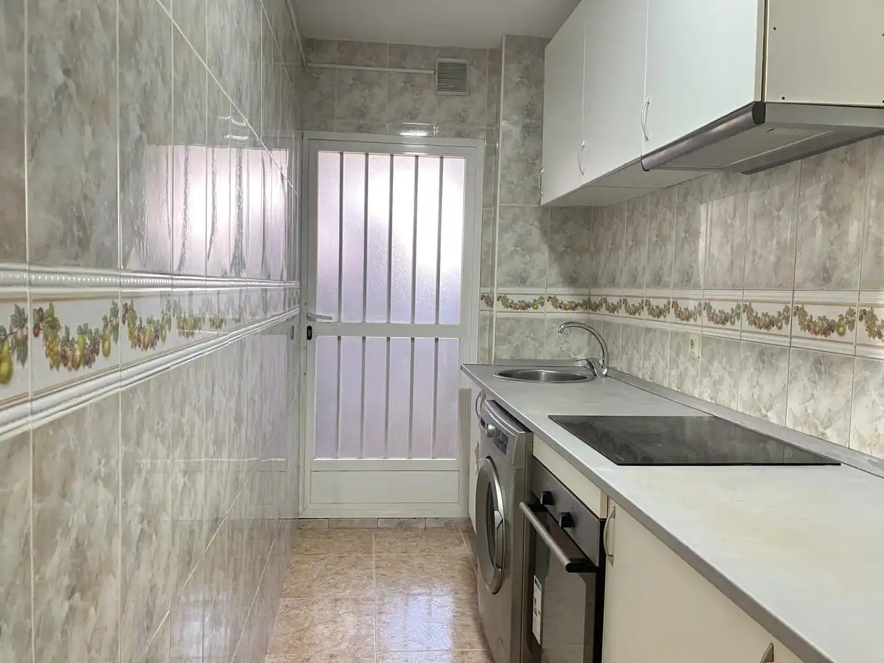 Küche von Erdgeschoss zum Verkauf in  Madrid Capital