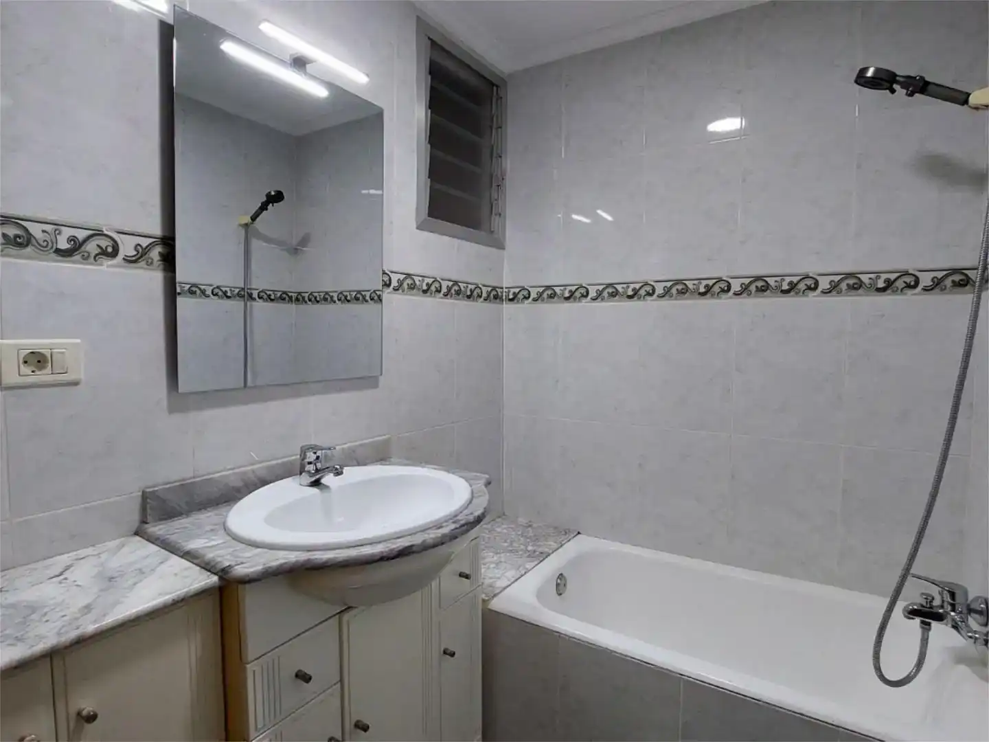 Bathroom of Flat for share in Castellón de la Plana / Castelló de la Plana  with Air Conditioner and Furnished