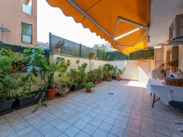 Baixos amb piscina en venda a Carrer de les Antilles 17