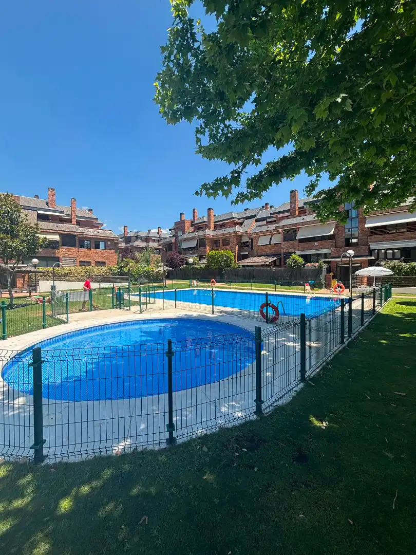 Piscina de Planta baja en venta en Las Rozas de Madrid con Calefacción, Trastero y Piscina comunitaria