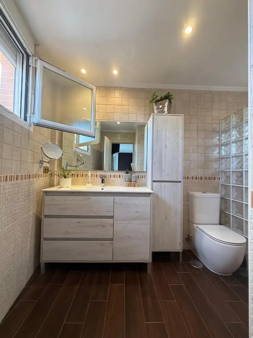 Badezimmer von Einfamilien-Reihenhaus zum Verkauf in L'Alfàs del Pi mit Klimaanlage, Privatgarten und Terrasse