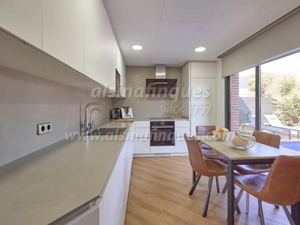 Cuina de Casa o xalet en venda en Lloret de Mar amb Calefacció, Jardí privat i Terrassa
