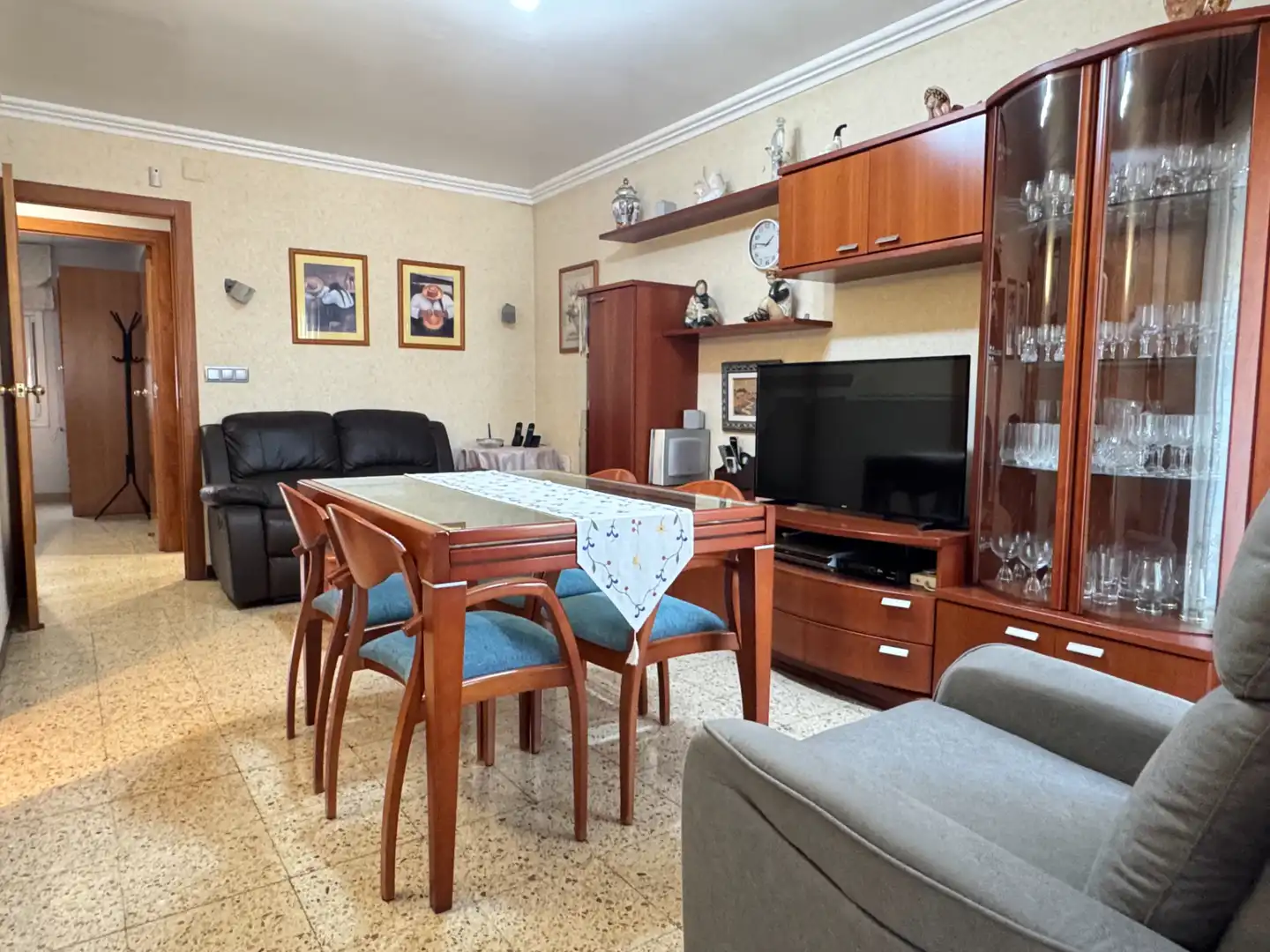 Living room of Flat for sale in Santa Coloma de Gramenet  with Air Conditioner, Balcony and Alarm