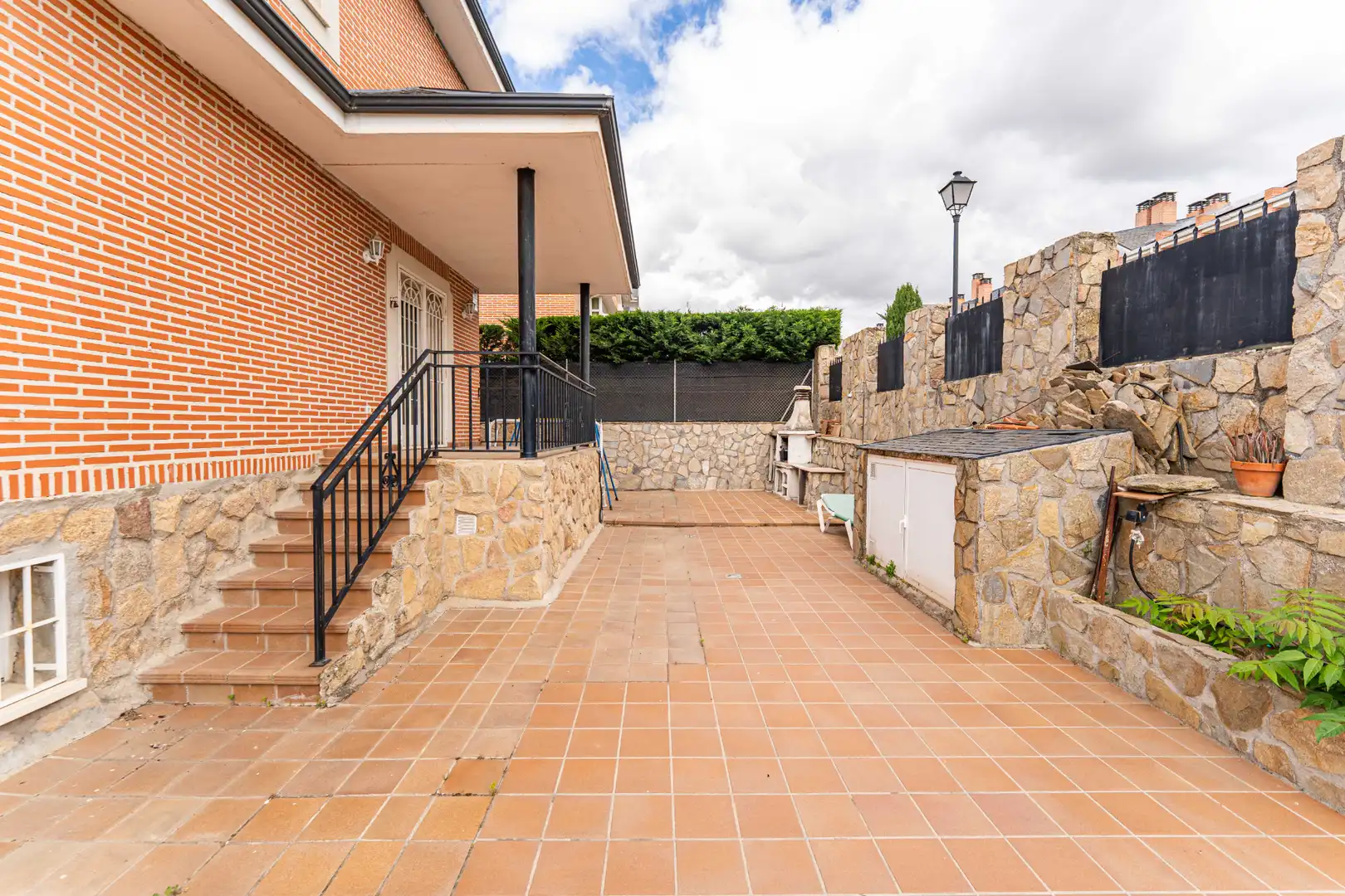 Terrassa de Casa adosada en venda en Arroyomolinos (Madrid) amb Calefacció, Jardí privat i Moblat