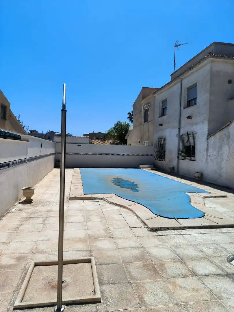 Piscina de Casa adosada en venta en Orihuela con Aire acondicionado, Calefacción y Jardín privado