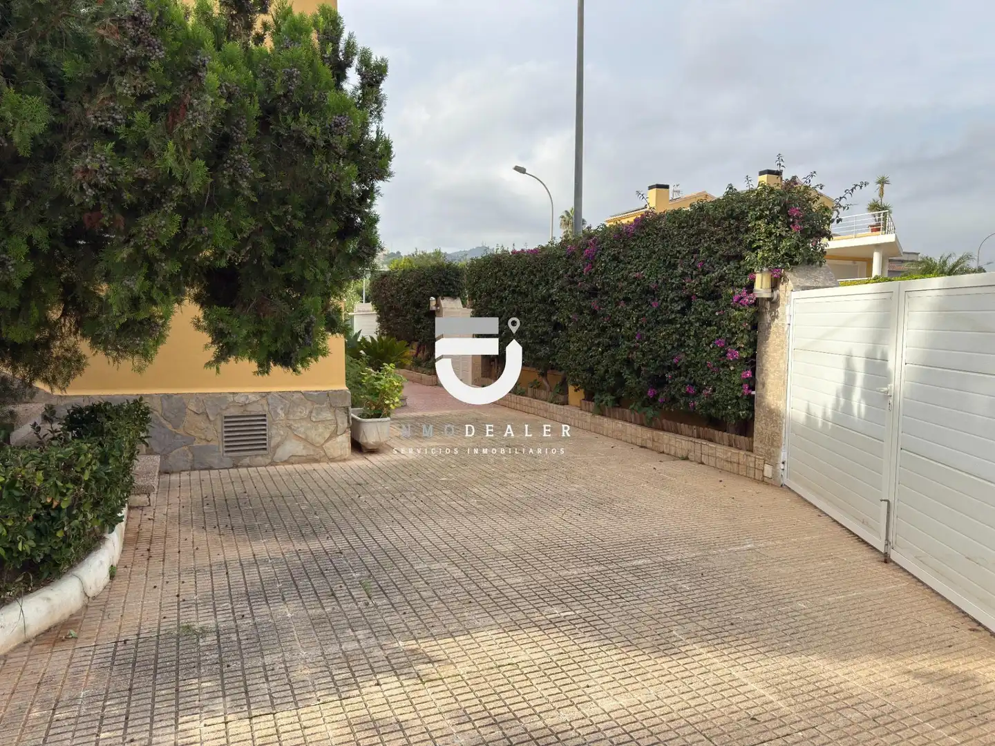 Vista exterior de Casa o xalet en venda en Oliva amb Jardí privat, Terrassa i Piscina