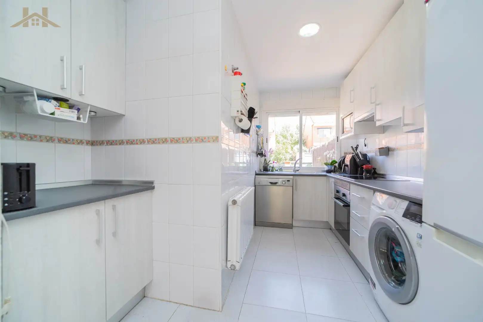 Küche von Einfamilien-Reihenhaus zum Verkauf in Boadilla del Monte mit Heizung, Privatgarten und Mikrowelle