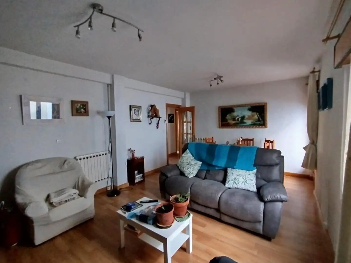 Sala d'estar de Casa o xalet en venda en Onzonilla amb Calefacció, Jardí privat i Parquet