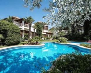 Jardí de Casa o xalet en venda en Benahavís amb Aire condicionat, Terrassa i Piscina