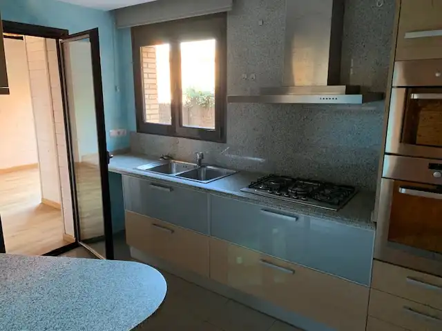 Cocina de Planta baja de alquiler en Sant Cugat del Vallès con Calefacción, Jardín privado y Parquet