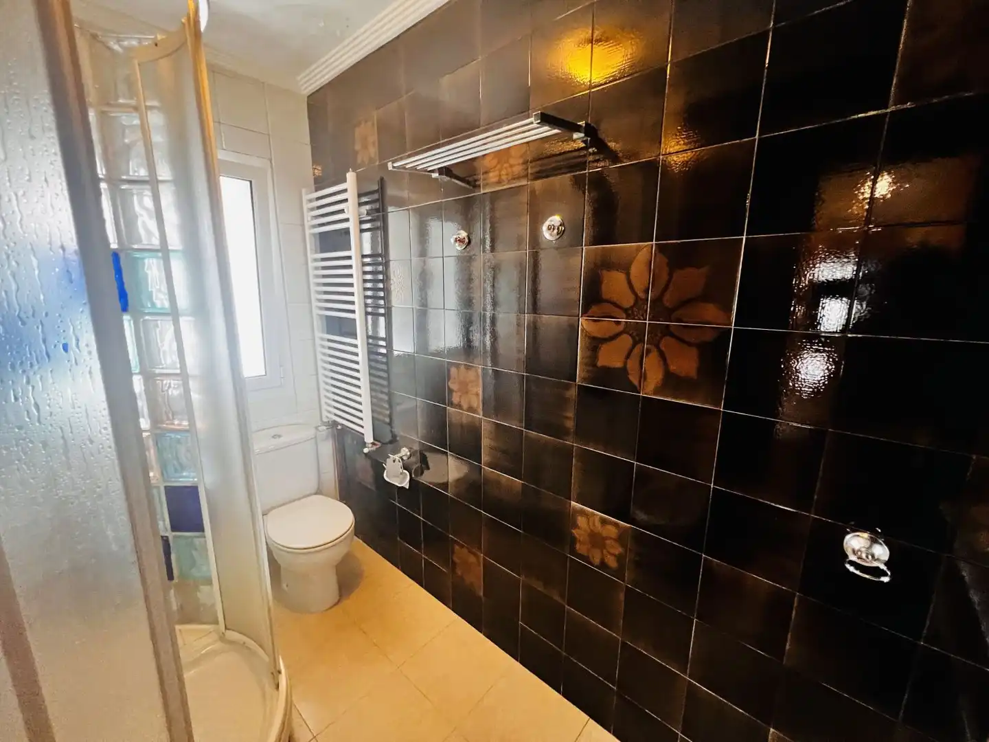 Badezimmer von Wohnung zum Verkauf in Colindres mit Heizung, Parkett und Terrasse
