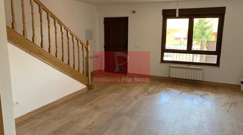 Foto 2 de Casa adosada de alquiler en Sariegos, León