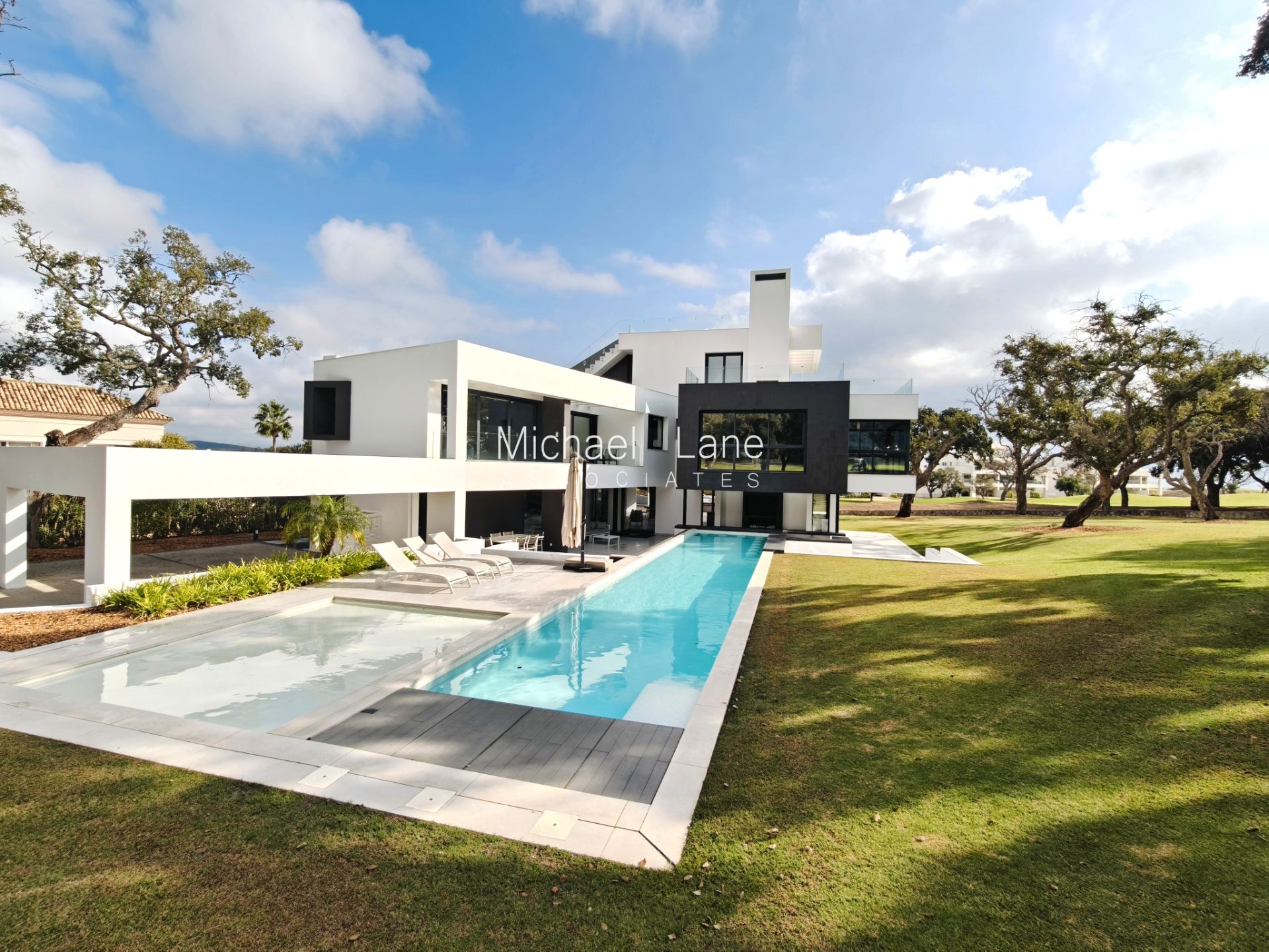 Vista exterior de Casa o xalet en venda en Sotogrande amb Aire condicionat, Jardí privat i Terrassa