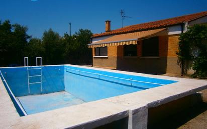 Piscina de Casa adosada en venda en Mélida amb Terrassa