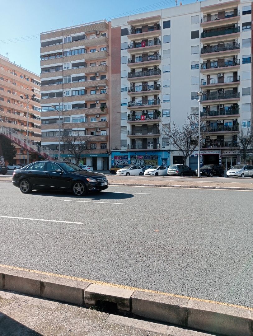 Vista exterior de Pis en venda en  Valencia Capital amb Parquet, Forn i Balcó