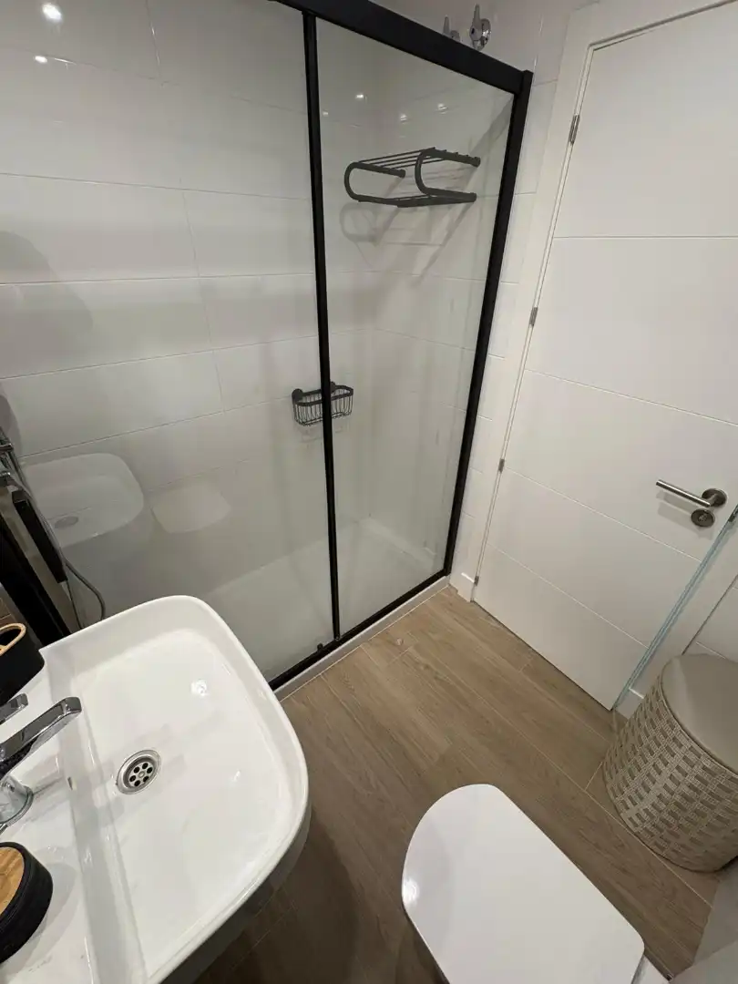 Badezimmer von Wohnung zum Verkauf in Chipiona mit Klimaanlage, Heizung und Privatgarten