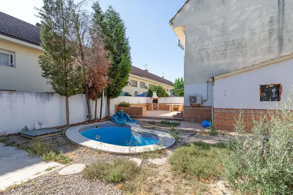 Casa aparellada amb piscina en venda a C/ Veguilla, imagen 27