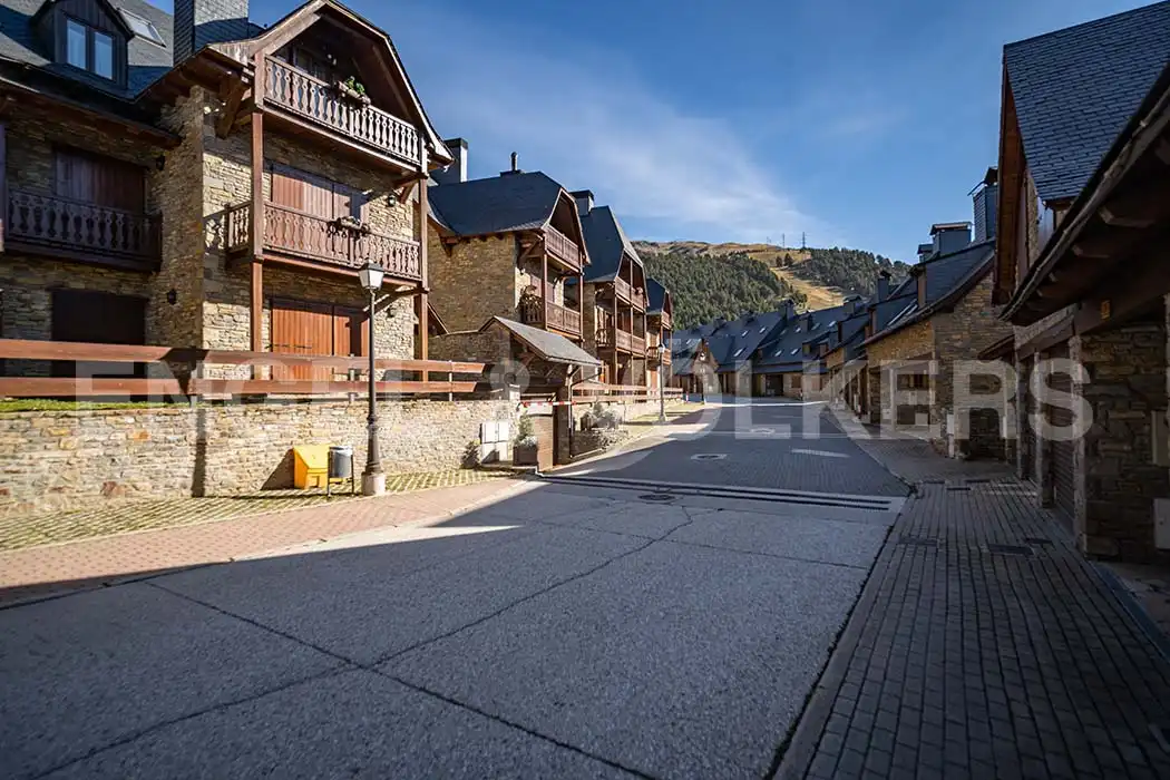 Vista exterior de Casa adosada en venda en Naut Aran amb Calefacció, Moblat i Forn