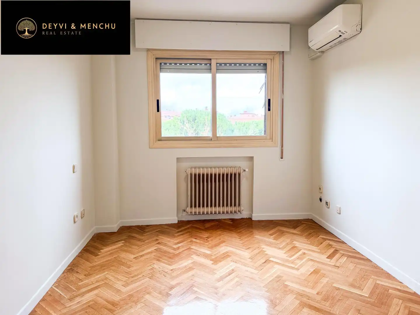 Habitación de Ático de alquiler en Pozuelo de Alarcón con Aire acondicionado, Jardín privado y Parquet