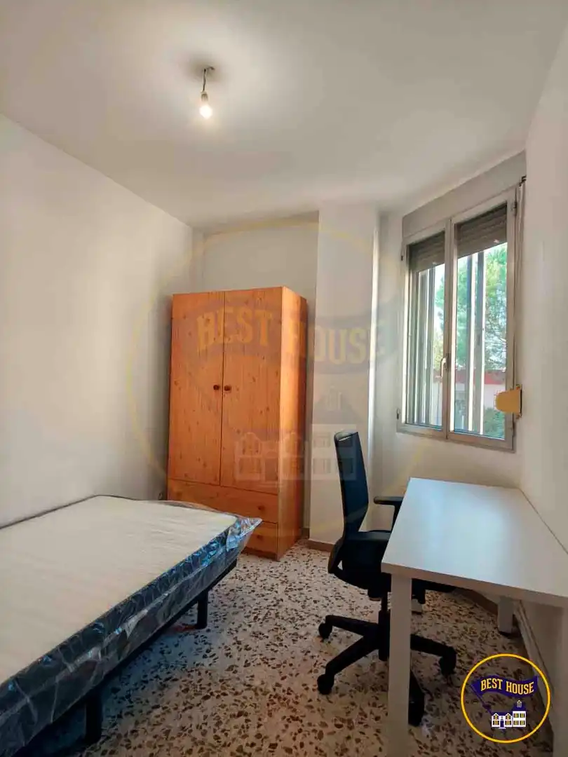 Bedroom of Flat for share in Cuenca  with Heating, Furnished and Balcony