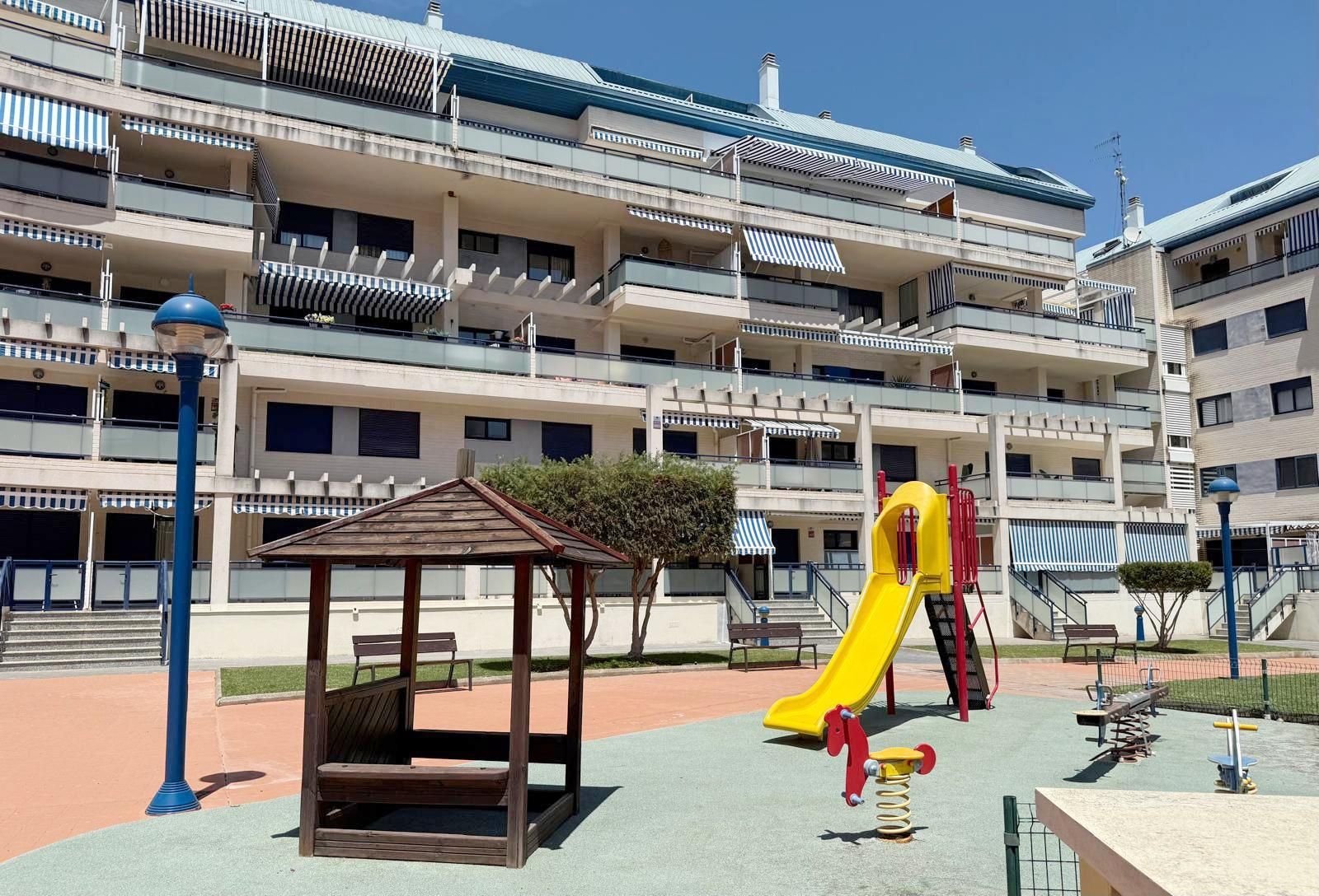 Vista exterior de Apartament de lloguer en Dénia amb Aire condicionat, Calefacció i Jardí privat