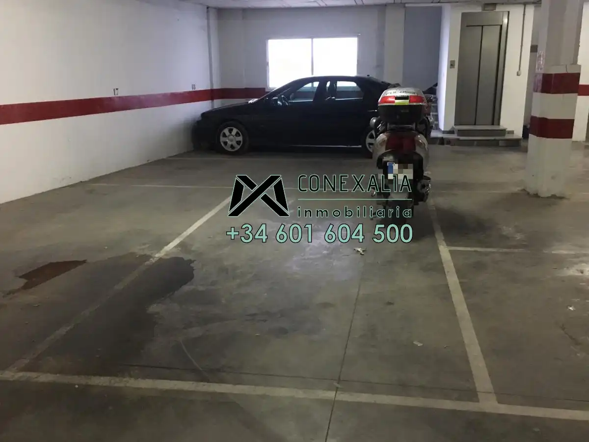 Parkplatz von Garage zum Verkauf in Olvera