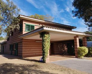 Vista exterior de Casa o xalet de lloguer en Vilanova del Vallès amb Terrassa, Piscina i Balcó