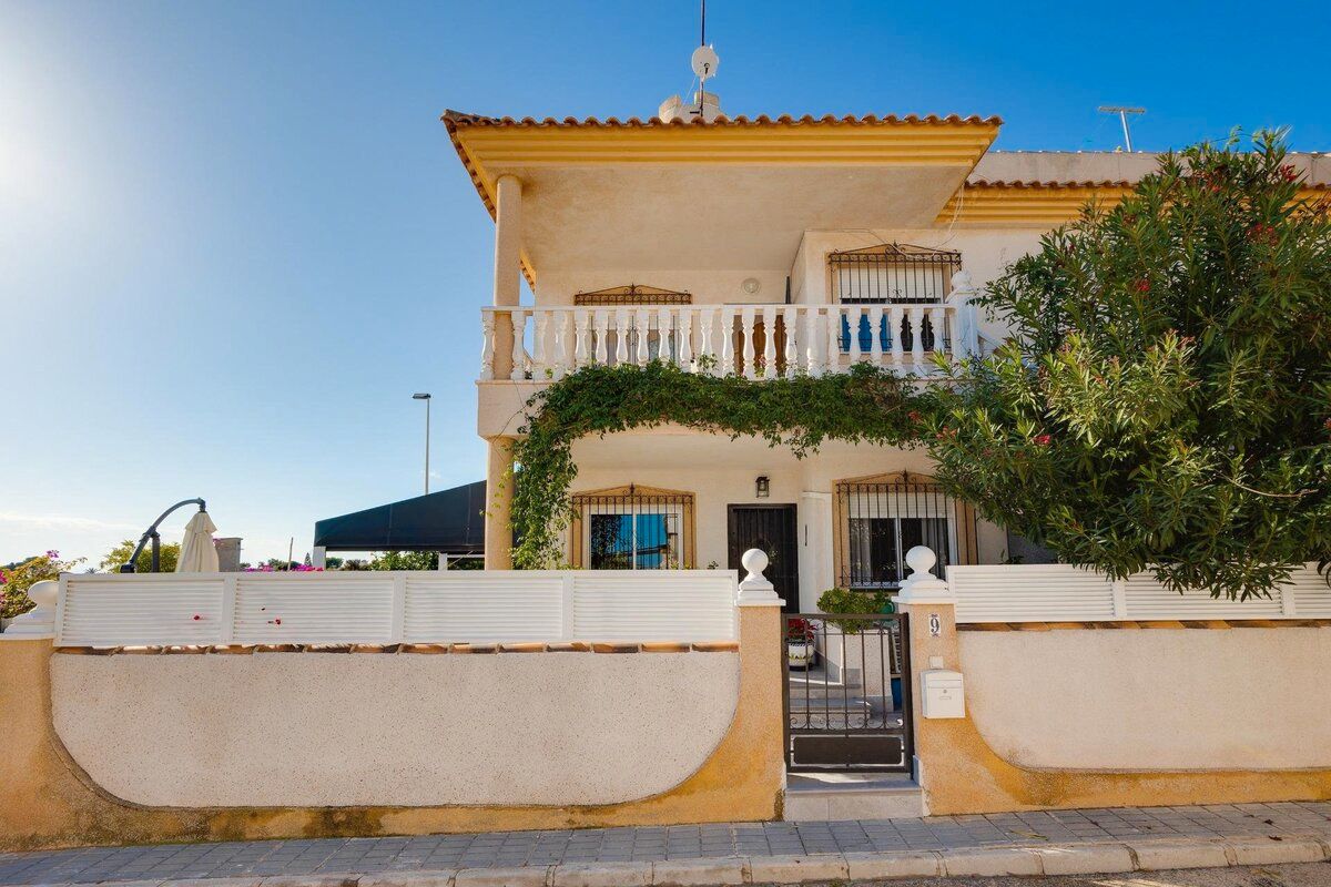 Vista exterior de Casa o chalet en venta en Orihuela con Terraza y Piscina comunitaria