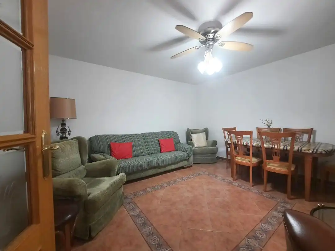 Sala de estar de Casa adosada en venta en Escalona con Aire acondicionado, Calefacción y Jardín privado