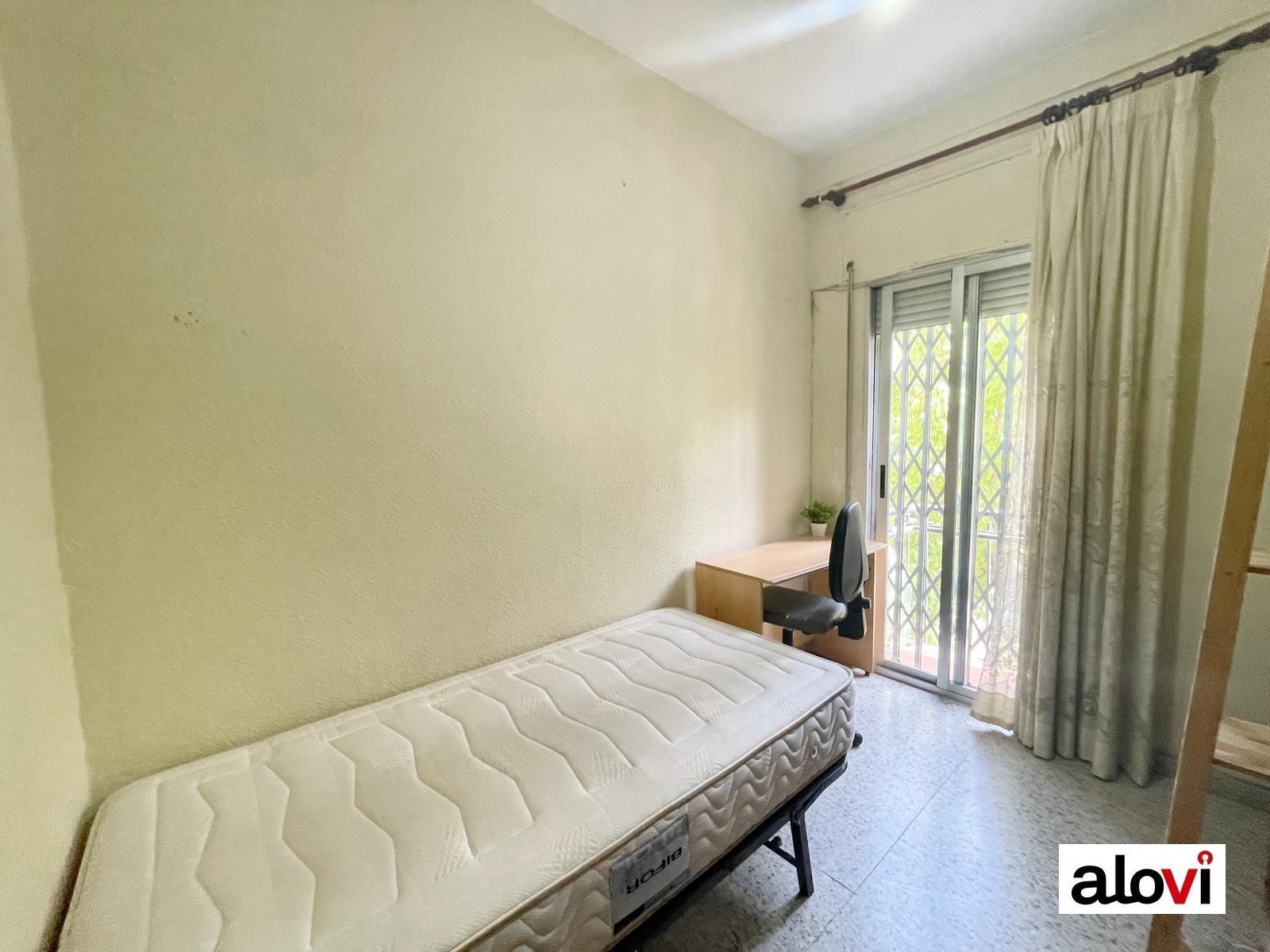 Bedroom of Flat to share in  Granada Capital  with Air Conditioner and Private garden