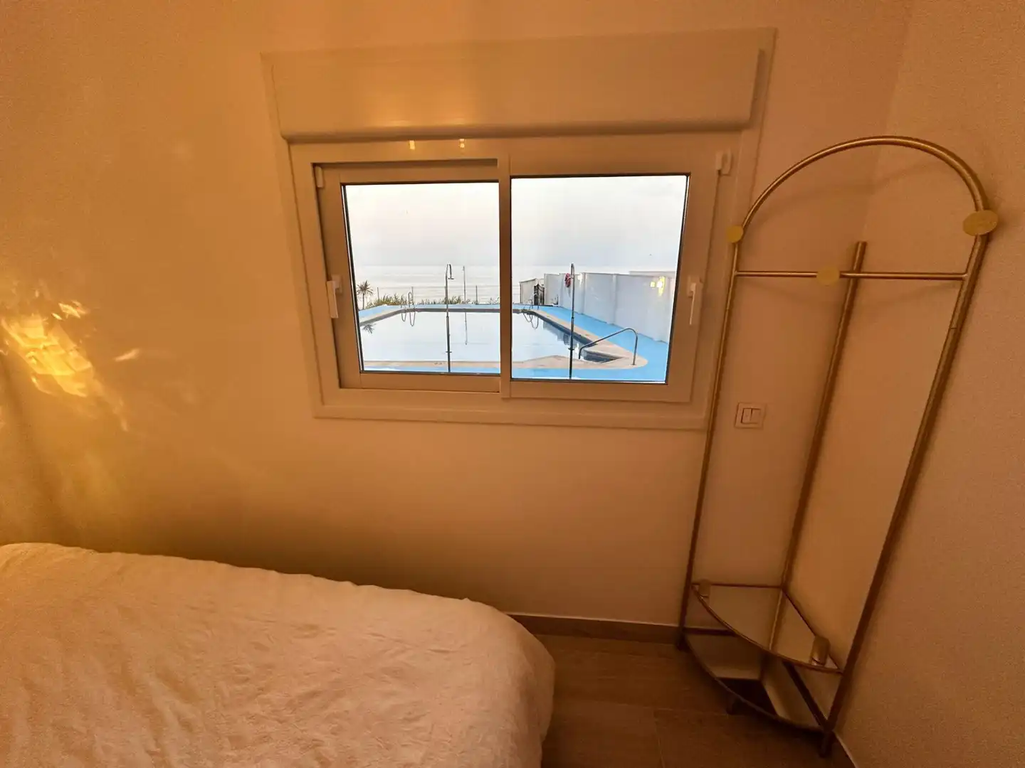 Schlafzimmer von Erdgeschoss zum Verkauf in Sotogrande mit Klimaanlage, Schwimmbad und Möbliert