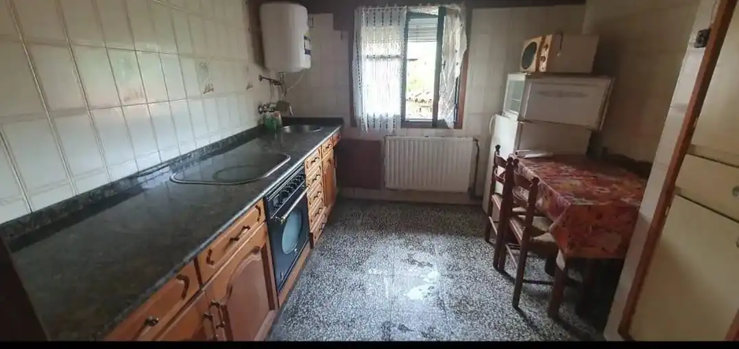 Küche von Country house zum Verkauf in Parres mit Heizung, Privatgarten und Möbliert
