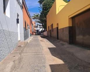 Vista exterior de Casa adosada en venda en Telde amb Terrassa i Traster