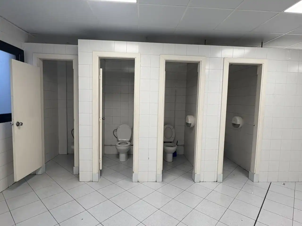 Baño de Nave industrial de alquiler en El Prat de Llobregat con Calefacción y Alarma