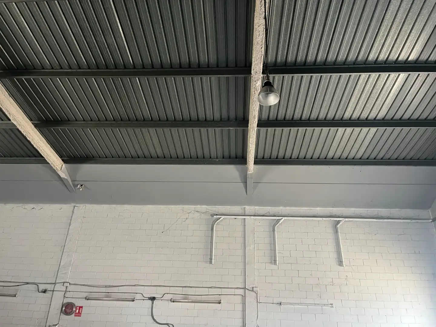 Außenansicht von Fabrikhallen zum Verkauf in Sils, Girona