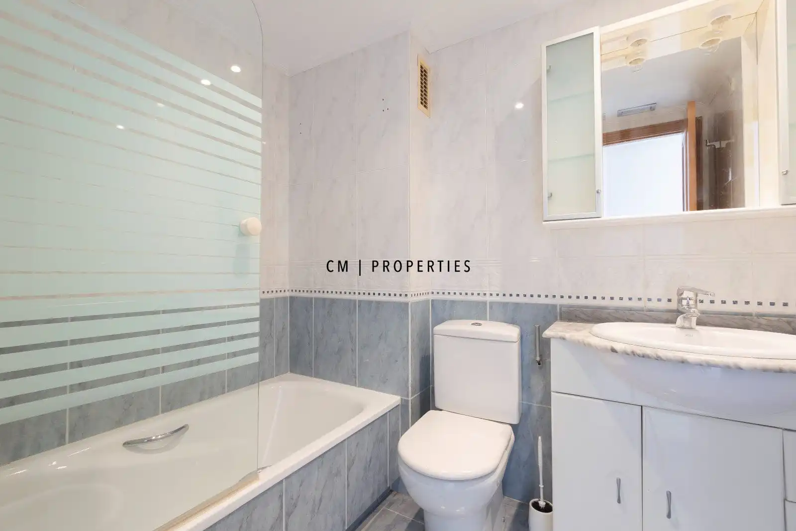 Bathroom of Flat for rent in Valencia  with Air Conditioner, Heating and Terrace