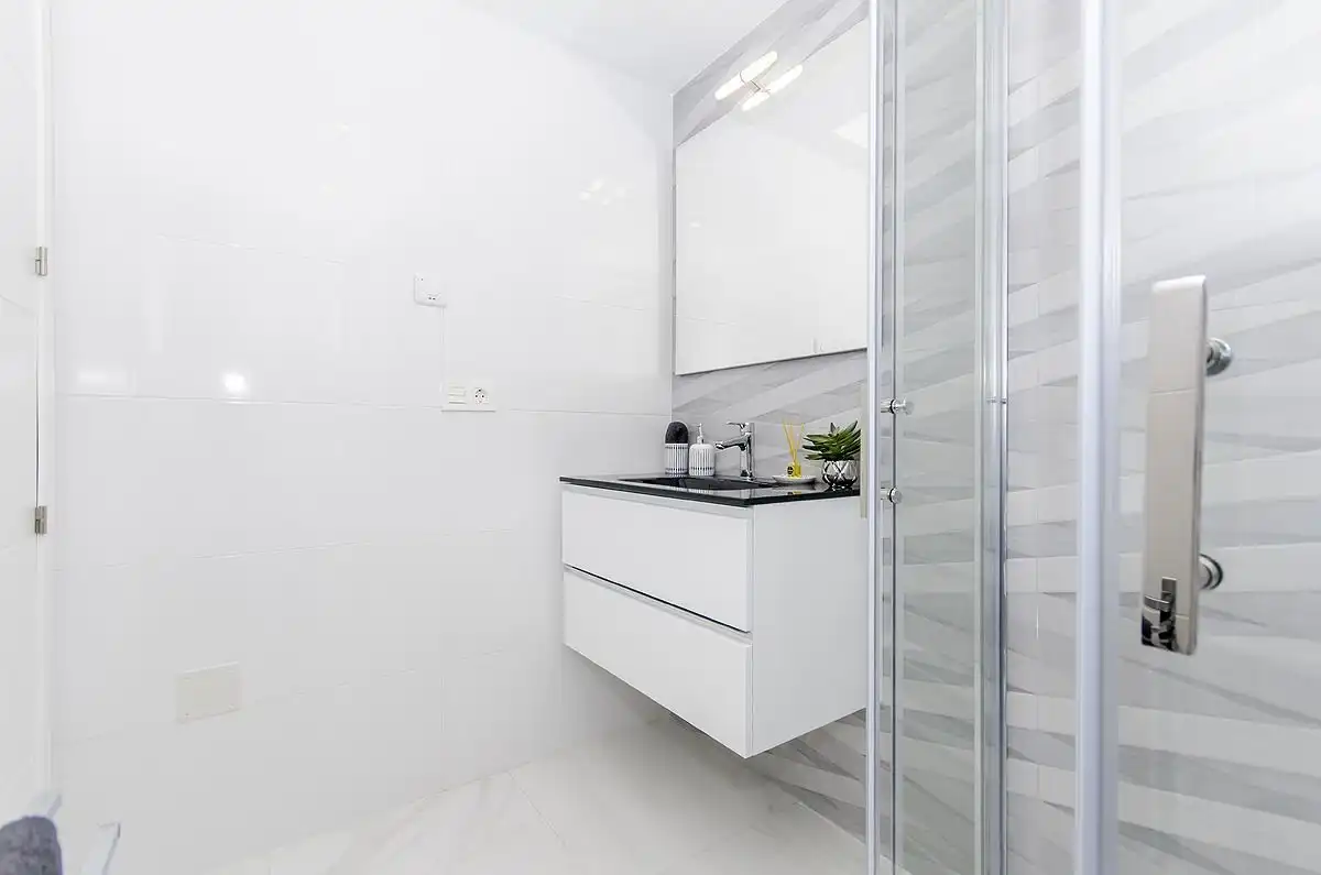 Baño de Casa adosada de alquiler en Polop con Aire acondicionado, Calefacción y Terraza