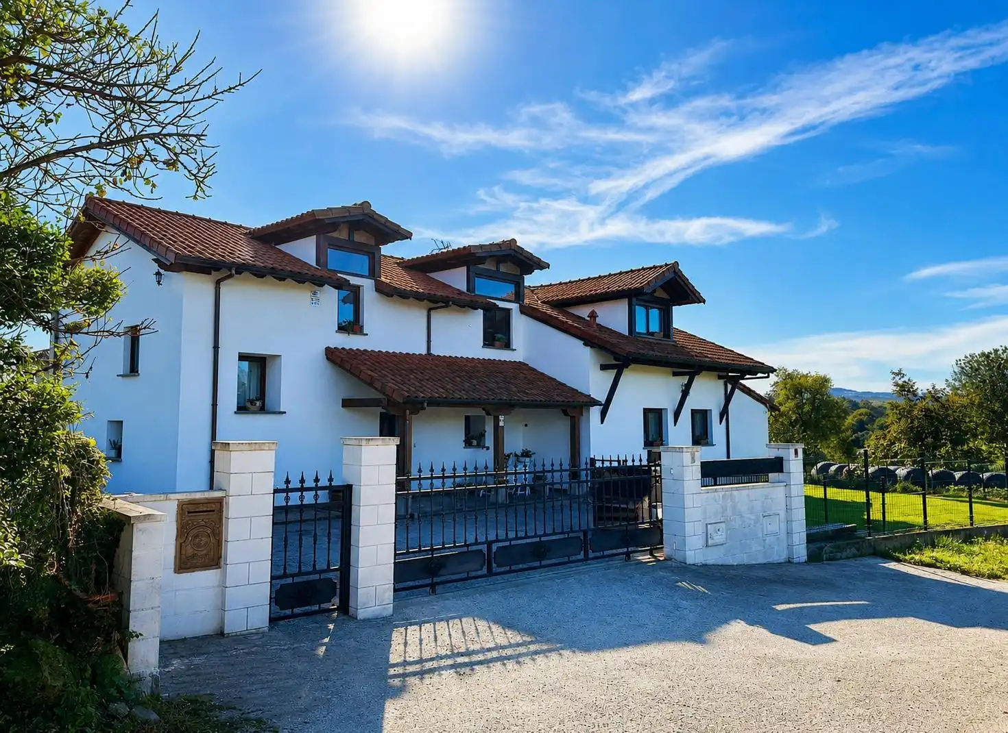 Vista exterior de Casa o xalet en venda en Santillana del Mar amb Calefacció, Jardí privat i Terrassa