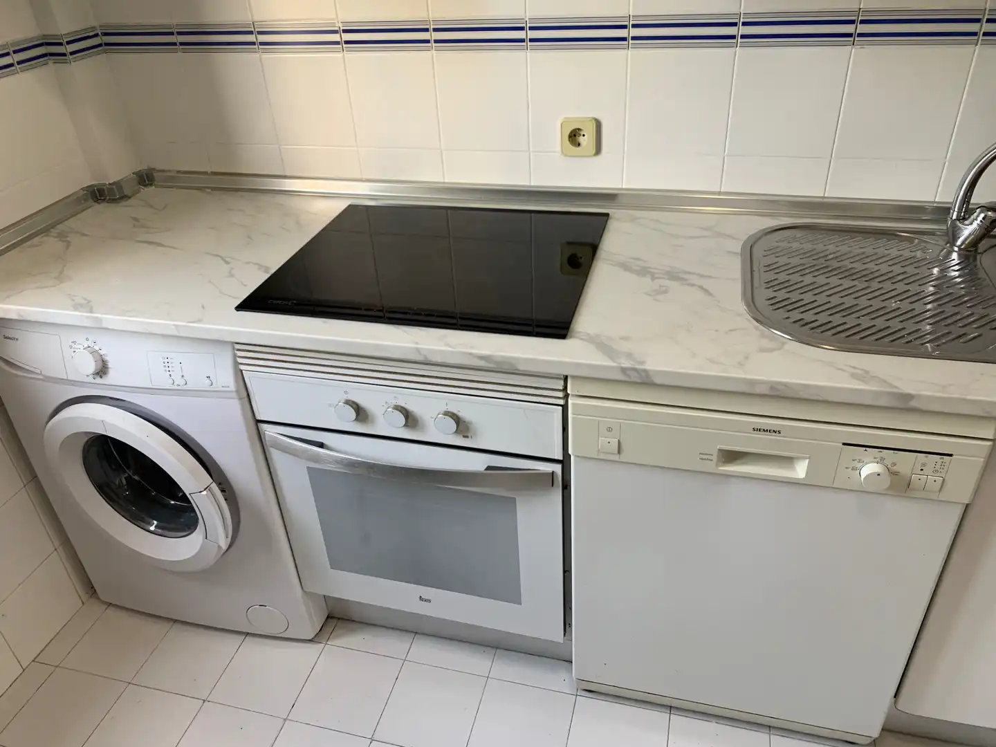 Kitchen of Flat for rent in Madrid  with Oven and Washing machine