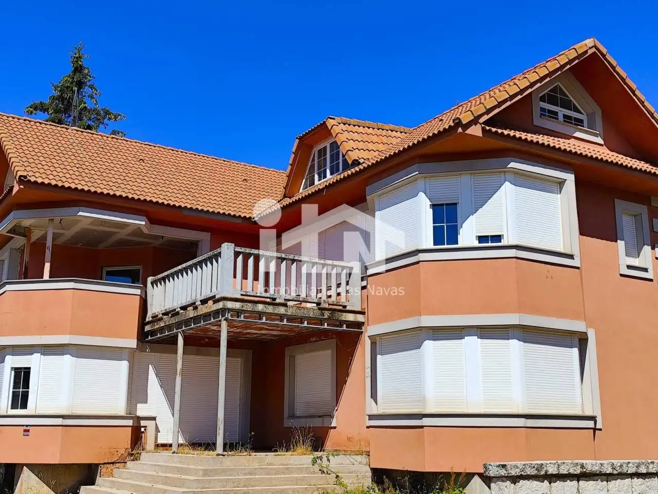 Vista exterior de Casa o xalet en venda en Las Navas del Marqués  amb Calefacció, Jardí privat i Terrassa