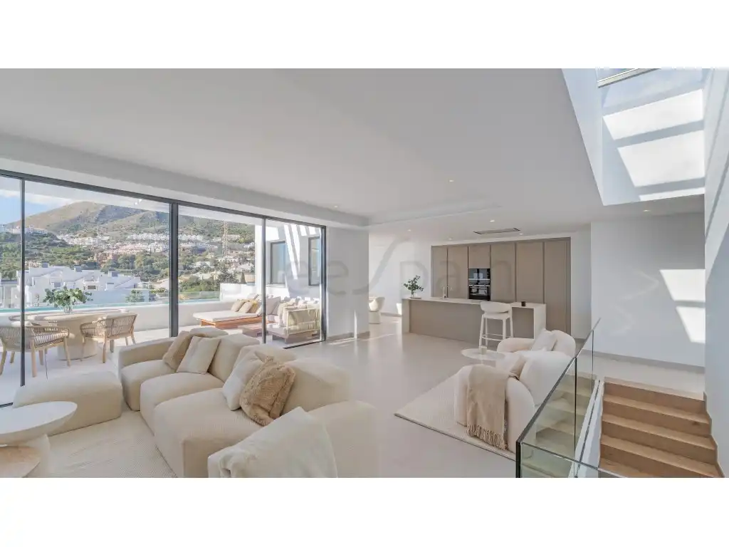 Sala d'estar de Casa o xalet en venda en Benalmádena amb Aire condicionat, Piscina i Moblat
