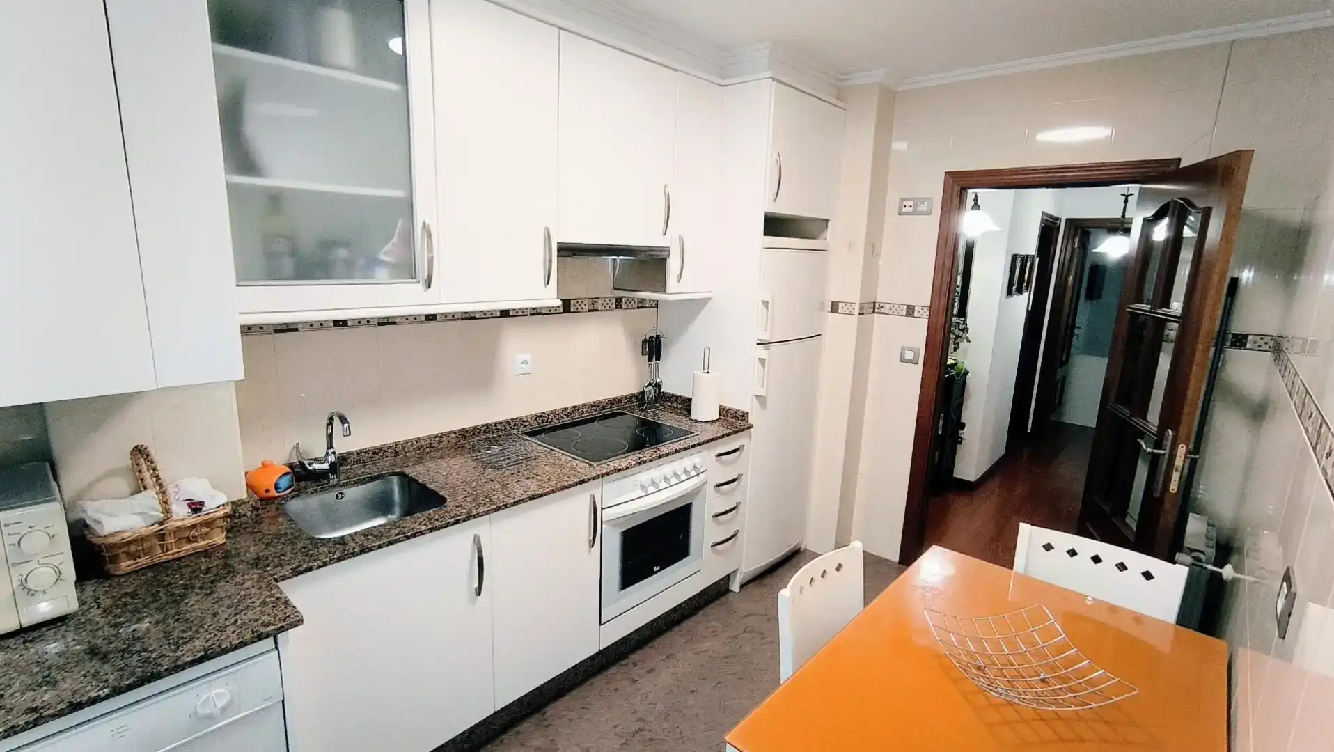 Cuina de Pis per a compartir en Ferrol amb Parquet, Moblat i Forn
