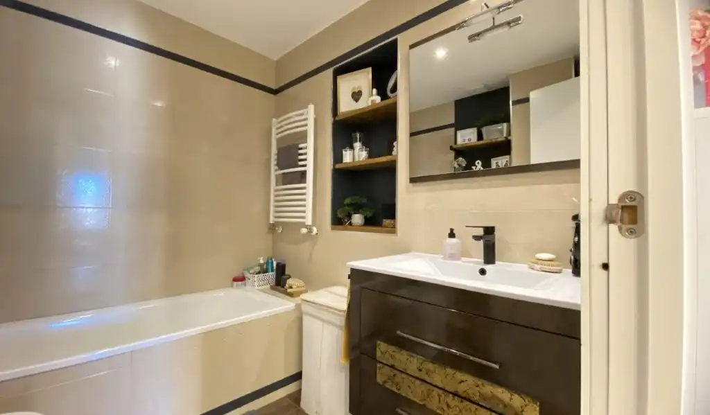 Bathroom of Flat for sale in Leganés  with Air Conditioner, Heating and Terrace