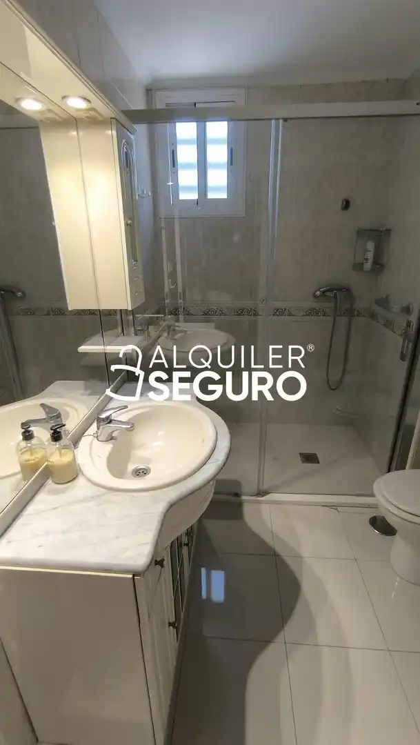 Bathroom of Flat for rent in Sevilla  with Air Conditioner