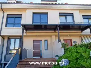 Vista exterior de Casa adosada en venda en Vigo  amb Calefacció, Jardí privat i Terrassa