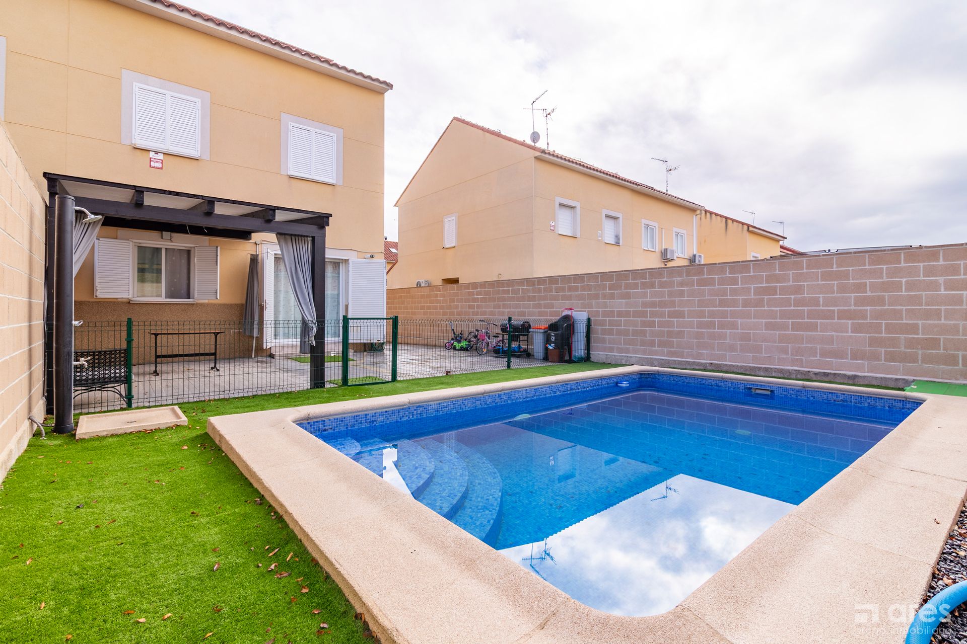 Piscina de Casa adosada en venda en El Viso de San Juan amb Aire condicionat, Calefacció i Jardí privat